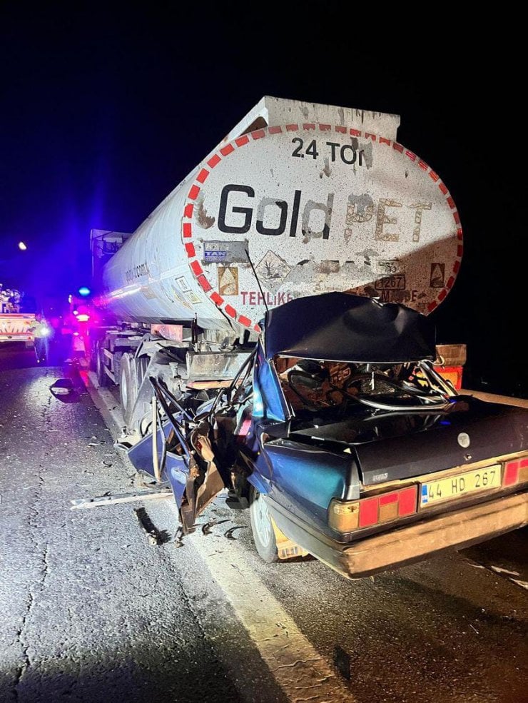 Hızını Alamayan Otomobil Tankerin Altına Girdi: 3 Ölü