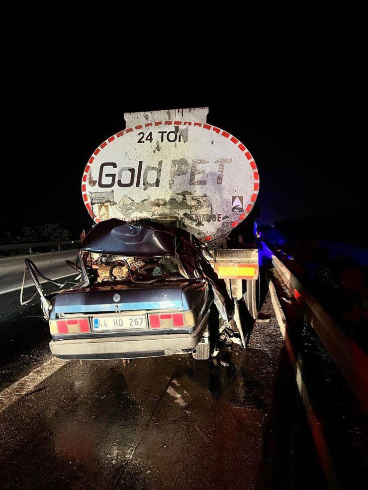 Hızını Alamayan Otomobil Tankerin Altına Girdi: 3 Ölü