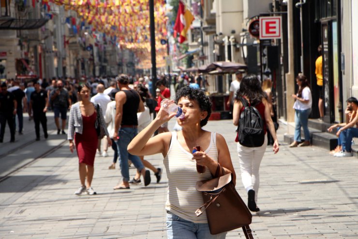 İstanbul'da Termometreler 40'ı, Ege'de 45'i, Adana'da 47'yi Gösterdi! Çıldırtan Sıcak...