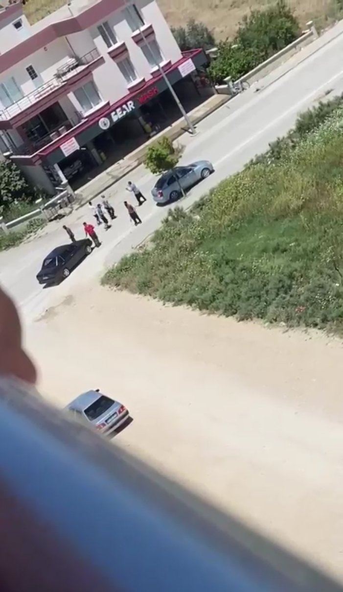 Kavga Ettiği Grubun Üzerine Otomobil Sürdü: 2 Kişiyi Ezdi