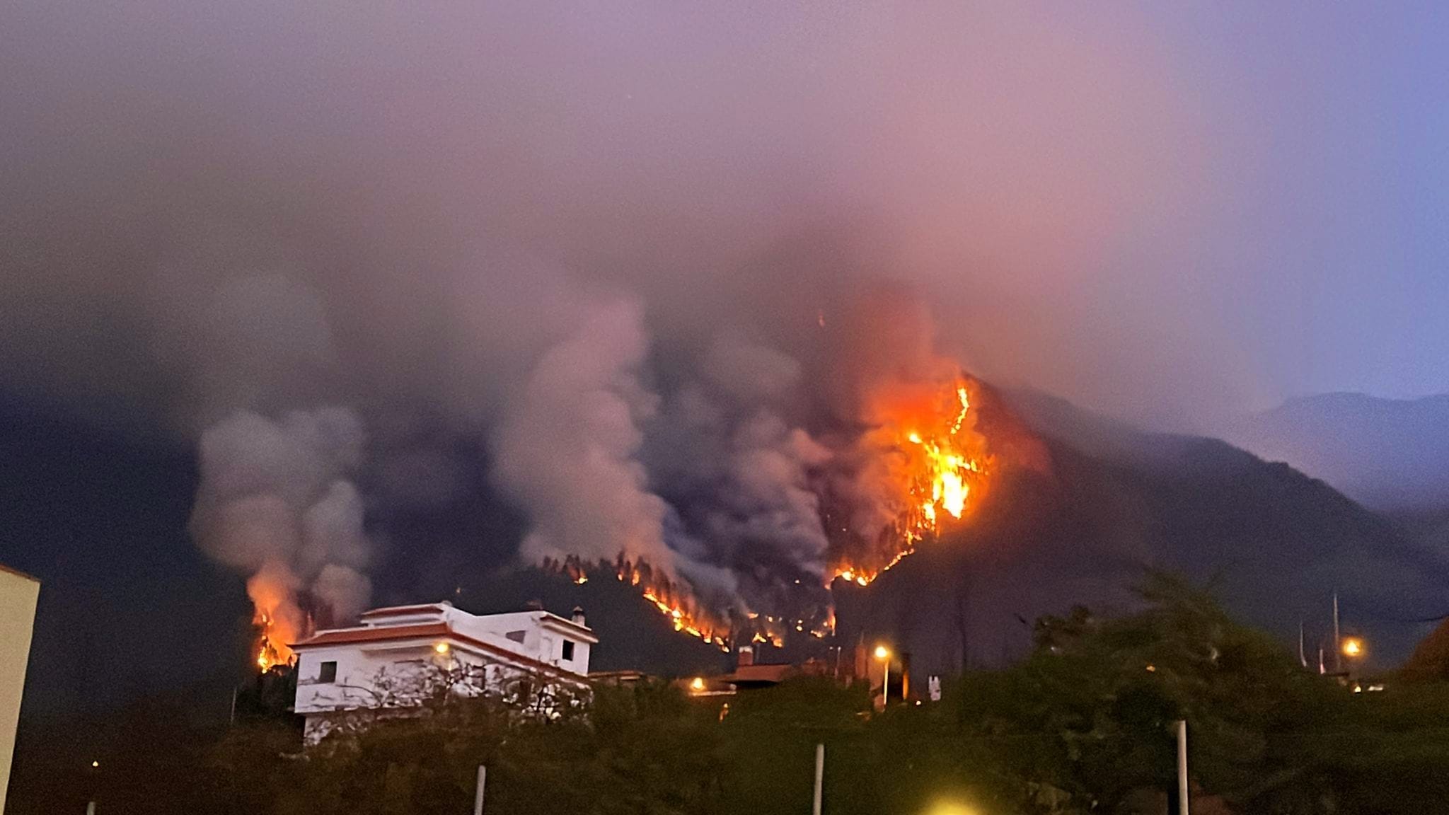 tenerife-orman-yanginlarinda-13-bin-kisi-tahliye-edildi-2816-dhaphoto2.jpg