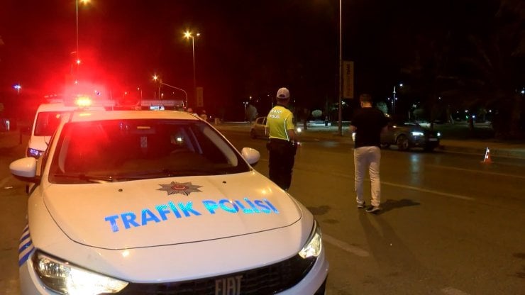 Kadıköy'deki trafik denetimlerine yakalanan ehliyetsiz sürücü: 'Şimdi ararım ve buraya yığarım'