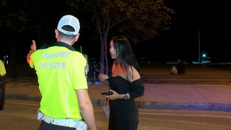 Kadıköy'deki trafik denetimlerine yakalanan ehliyetsiz sürücü: 'Şimdi ararım ve buraya yığarım'