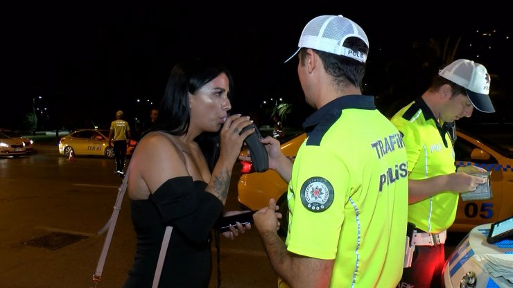 Kadıköy'deki trafik denetimlerine yakalanan ehliyetsiz sürücü: 'Şimdi ararım ve buraya yığarım'