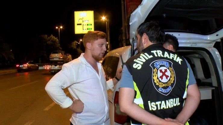 Kadıköy'deki trafik denetimlerine yakalanan ehliyetsiz sürücü: 'Şimdi ararım ve buraya yığarım'
