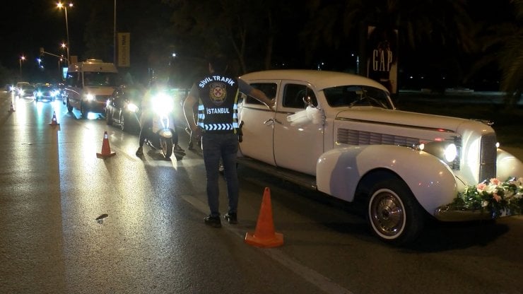 Kadıköy'deki trafik denetimlerine yakalanan ehliyetsiz sürücü: 'Şimdi ararım ve buraya yığarım'