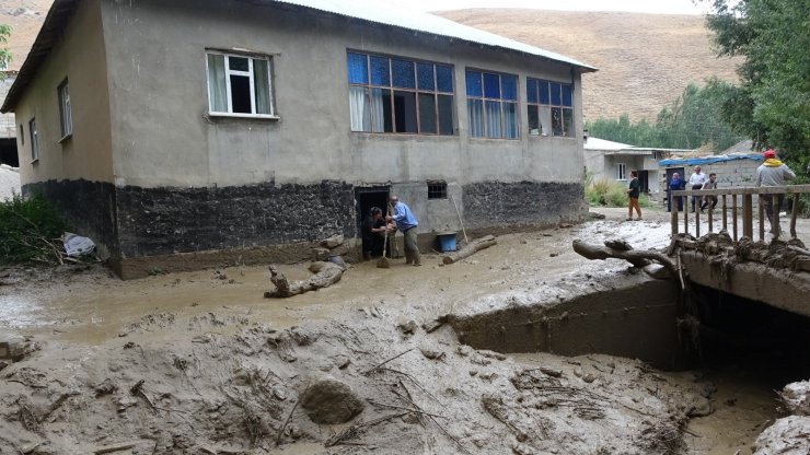 Yüksekova'da Yağışın olmadığı köyü, yayladan gelen su bastı