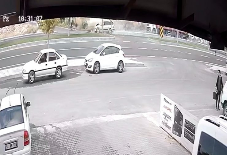 Otomobiller çarpıştı kadın yolcu camdan fırladı; o anlar kamerada