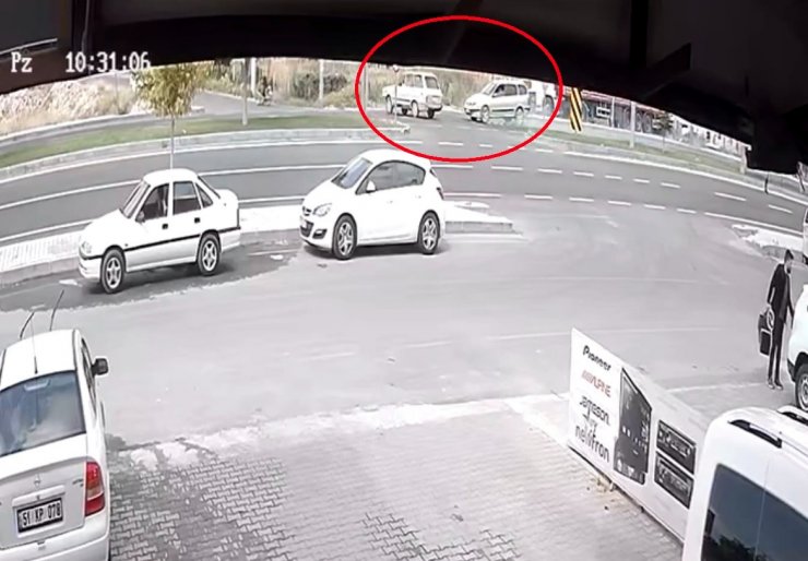 Otomobiller çarpıştı kadın yolcu camdan fırladı; o anlar kamerada