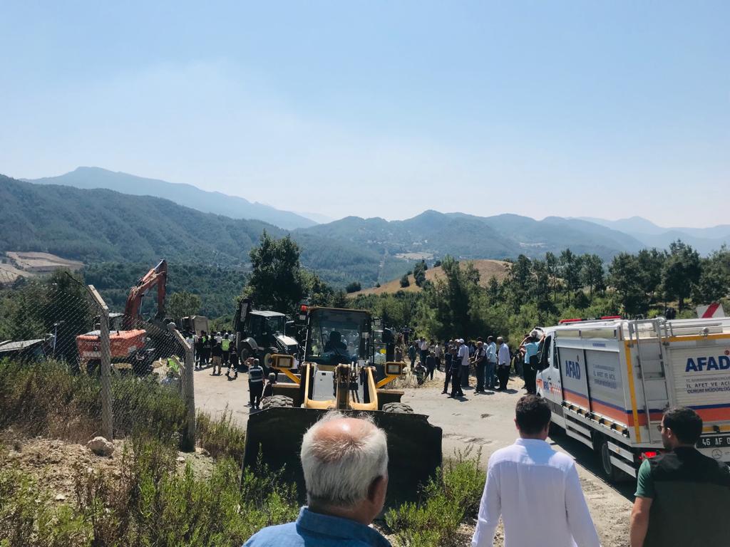 aa-20230909-32108372-32108370-kahramanmarasta-freni-bosalan-kamyon-cenaze-icin-toplanan-insanlarin-arasina-daldi.jpg