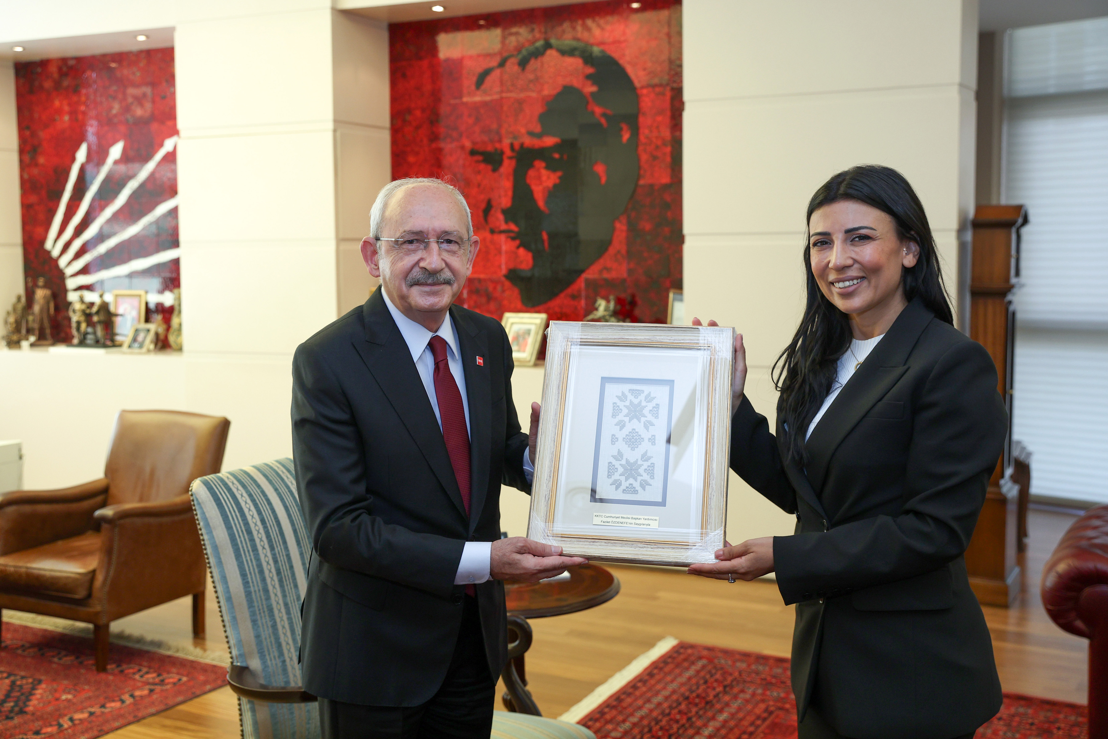 kilicdaroglu-kktc-meclis-baskani-yardimcisi-ozdenefe-ile-gorustu-5753-dhaphoto4.jpg