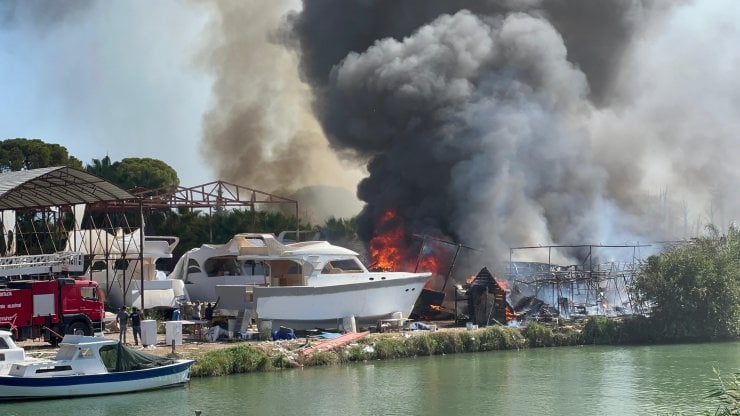 Antalya'da Ormanda Çıkan Yangın, Teknelere Sıçradı