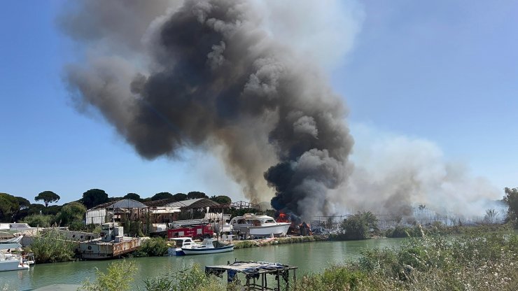 Antalya'da Ormanda Çıkan Yangın, Teknelere Sıçradı