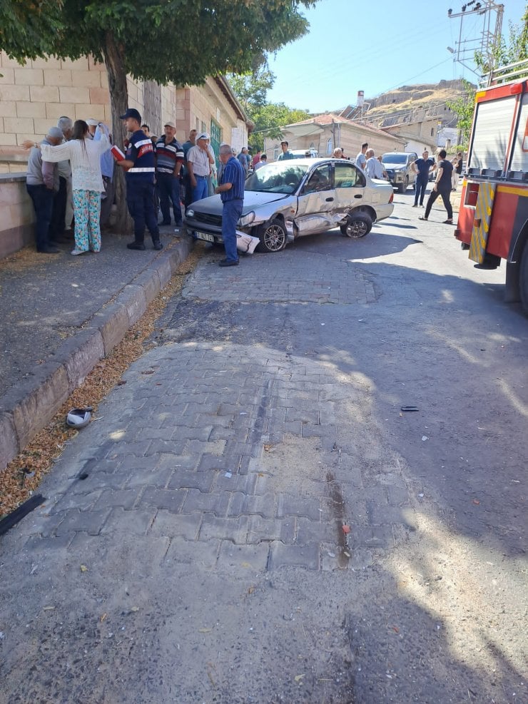 Minibüs, Park Halindeki 6 Aracı Biçti: Ölü Ve Yaralılar Var