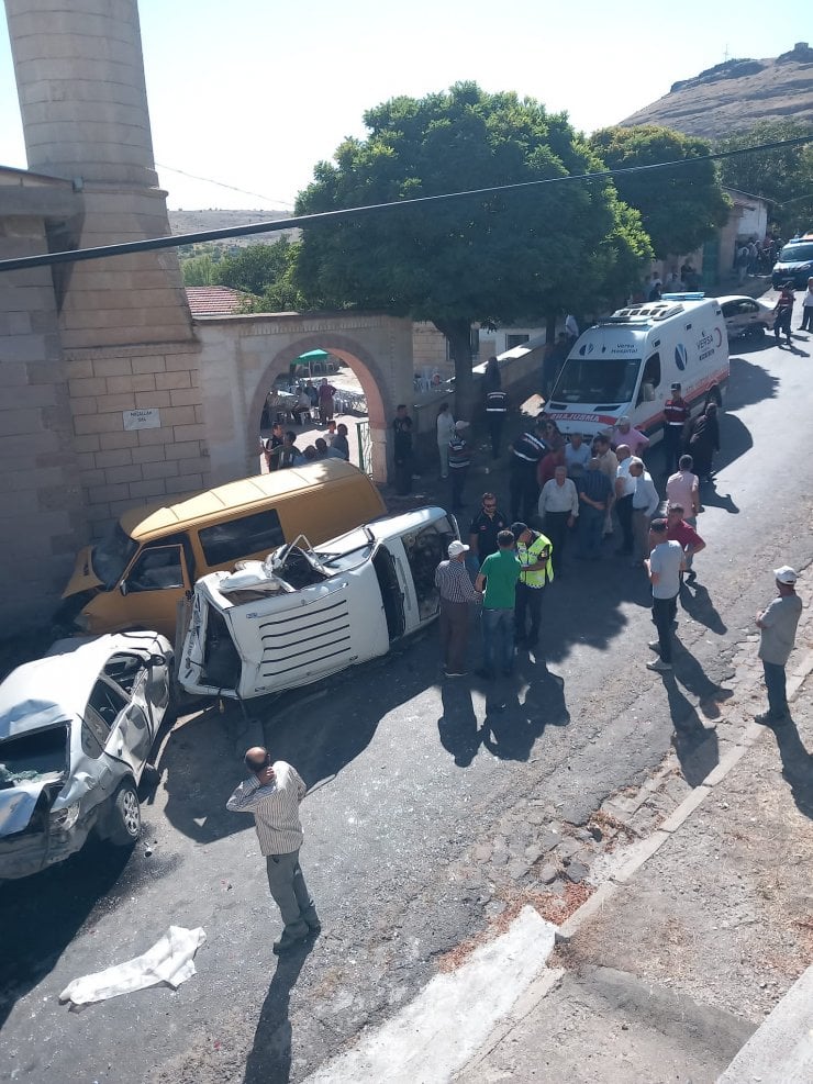 Minibüs, Park Halindeki 6 Aracı Biçti: Ölü Ve Yaralılar Var