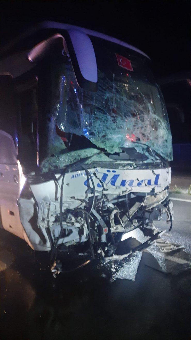 Yolcu Otobüsü Otomobil İle Çarpıştı: Ölü ve Yaralılar Var