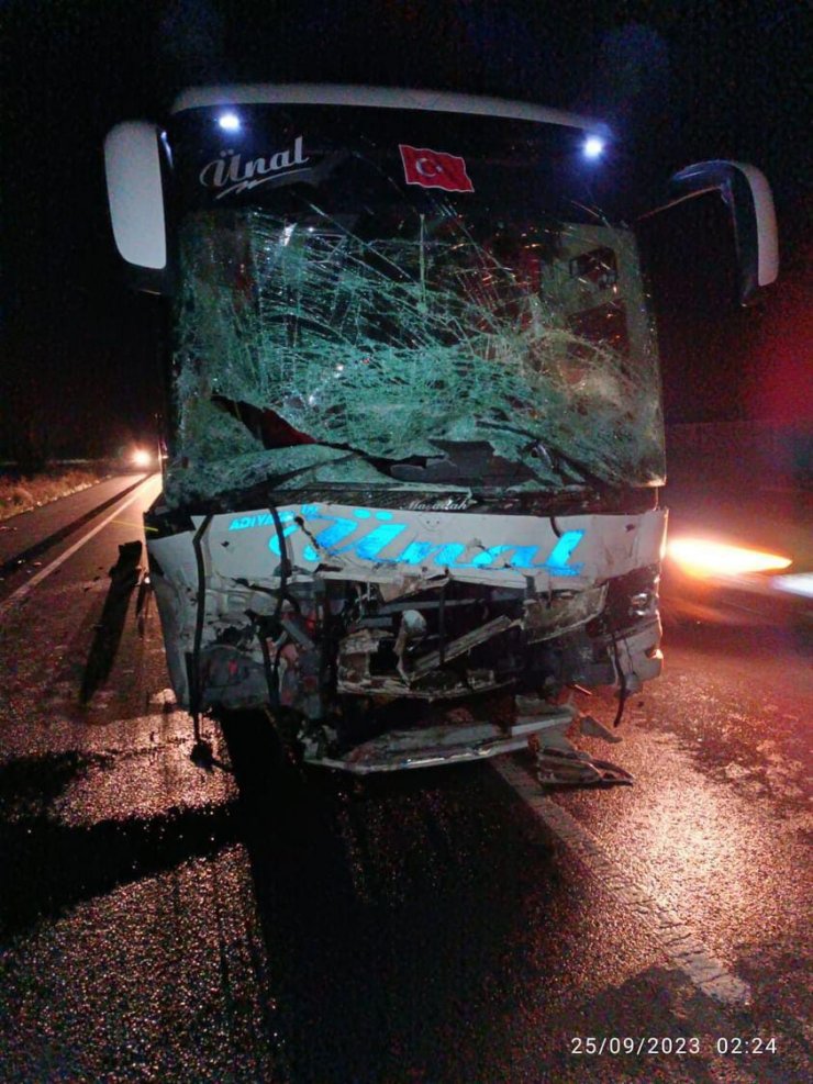 Yolcu Otobüsü Otomobil İle Çarpıştı: Ölü ve Yaralılar Var