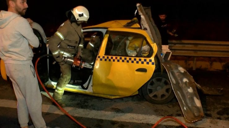 Kazada Şoka Giren Taksi Şoförü, 'Araçta Biri Var' Deyince Ekipler Alarma Geçti...