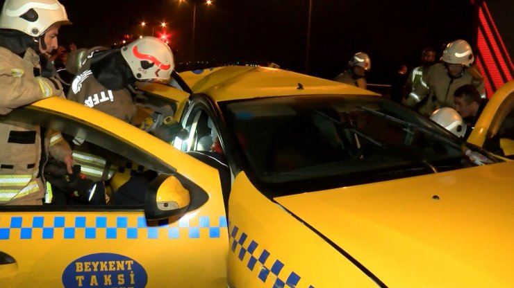 Kazada Şoka Giren Taksi Şoförü, 'Araçta Biri Var' Deyince Ekipler Alarma Geçti...