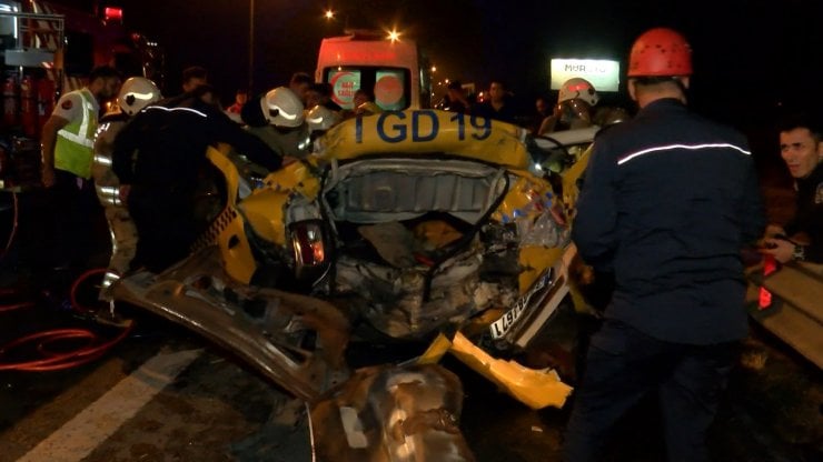 Kazada Şoka Giren Taksi Şoförü, 'Araçta Biri Var' Deyince Ekipler Alarma Geçti...