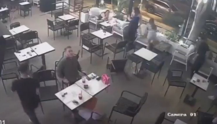 Arkadaşına Kafede Otururken Kurşun Yağdırdı