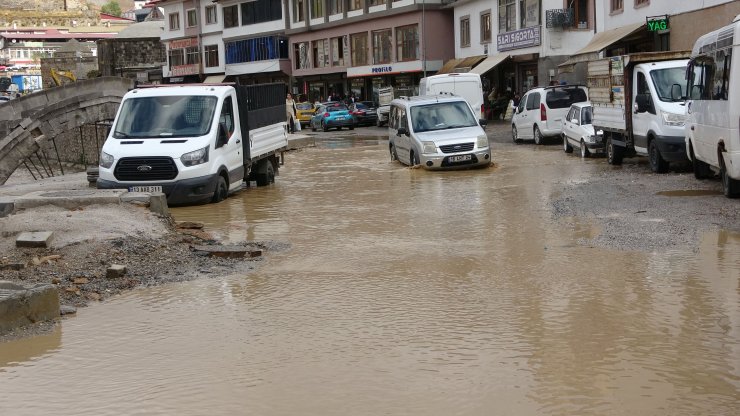 Bitlis ve Aksaray'da Sağanak Yağış Sele Döndü, Mahsur Kalanlar Kurtarıldı