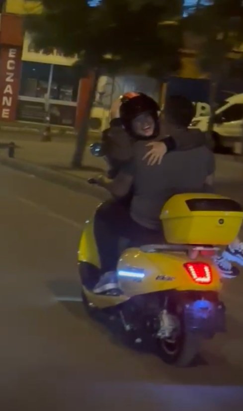 Motosiklette Kız Arkadaşını Kucağında Taşıdı