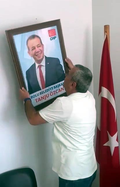 Tanju Özcan’ın Partideki Fotoğrafını Çöpe Attılar