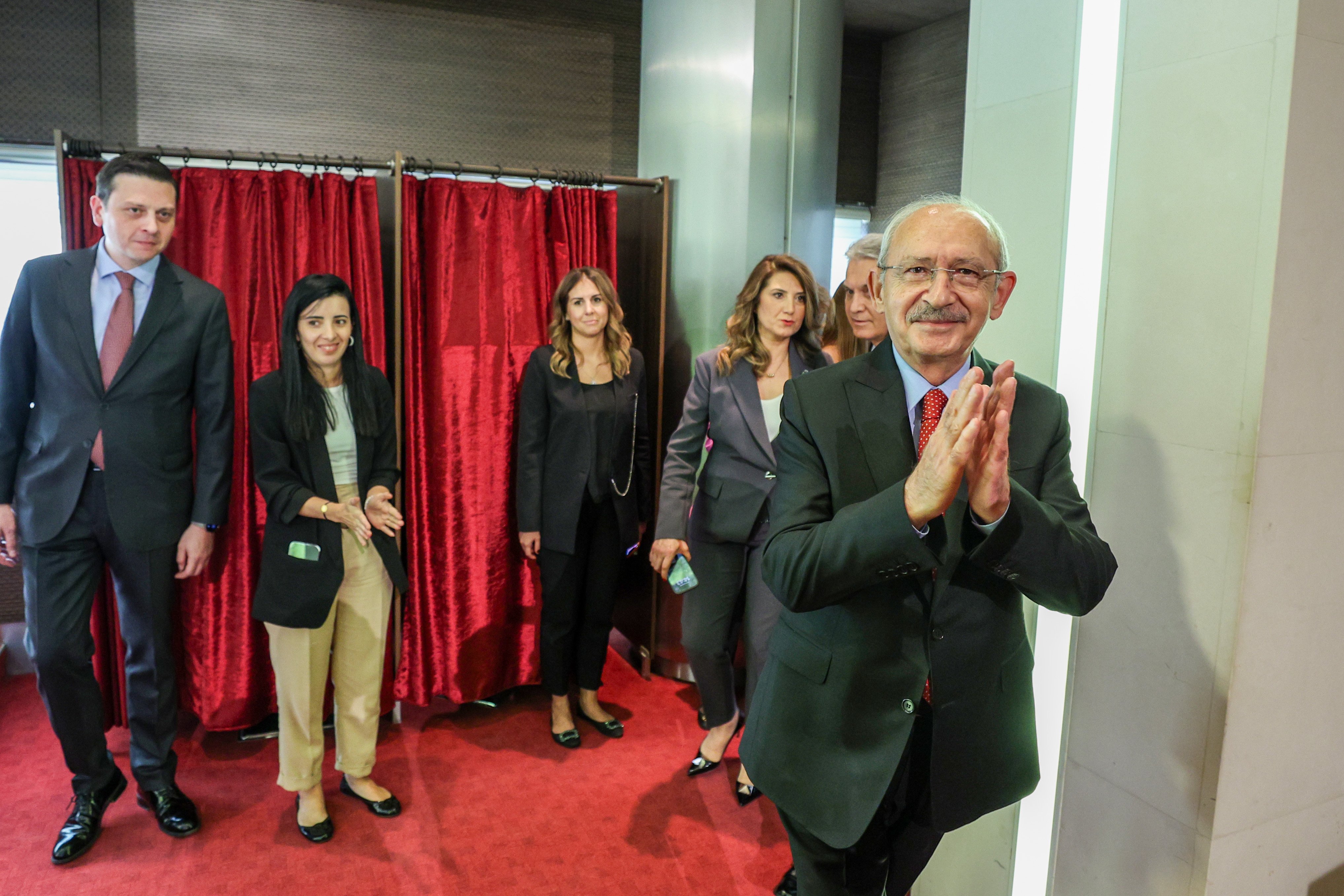 aa-20231108-32740464-32740451-kilicdaroglu-chp-genel-merkez-personeli-ile-vedalasti.jpg