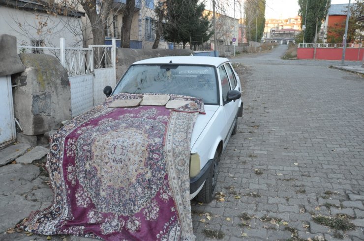 Kars'ta sıcaklık eksi 6 dereceye düştü; araçlar için battaniyeli önlem