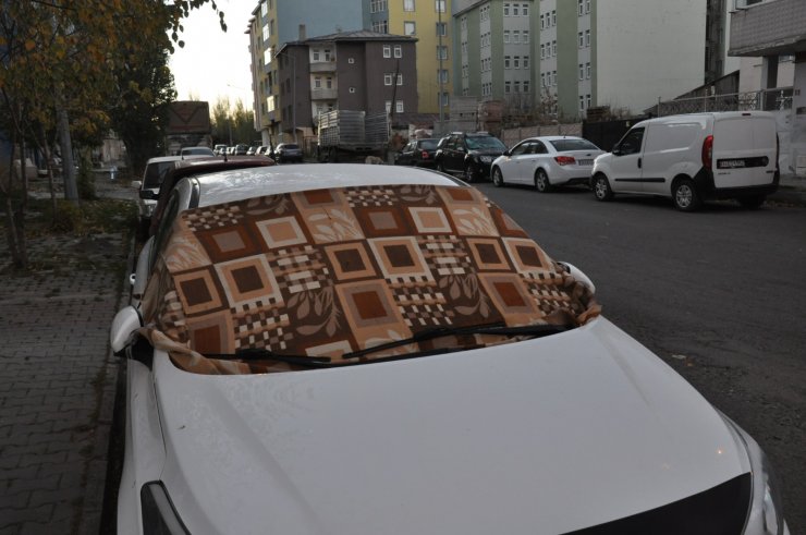 Kars'ta sıcaklık eksi 6 dereceye düştü; araçlar için battaniyeli önlem
