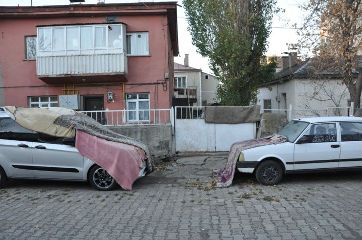 Kars'ta sıcaklık eksi 6 dereceye düştü; araçlar için battaniyeli önlem