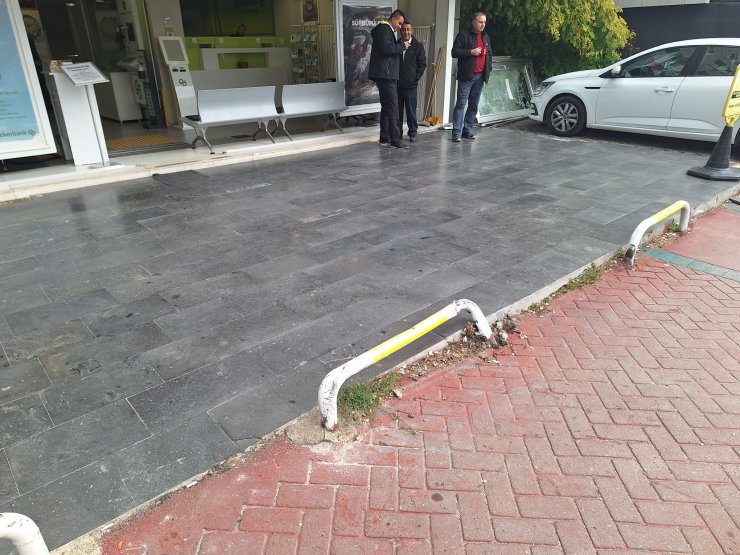 Ankara'nın Göbeğinde, Otomobil Banka Şubesine Daldı