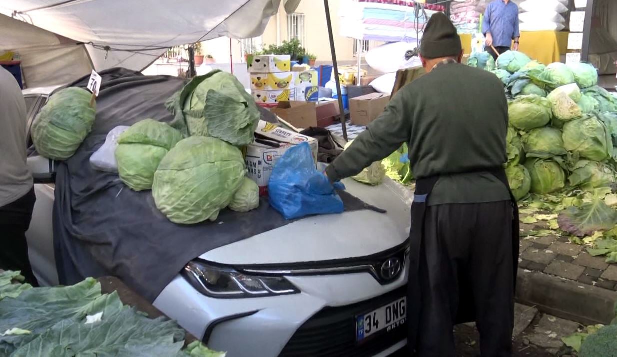 avcilarda-pazar-yerinde-birakilan-otomobilin-uzerine-lahana-tezgahi-acildi-4908-dhaphoto7.jpg