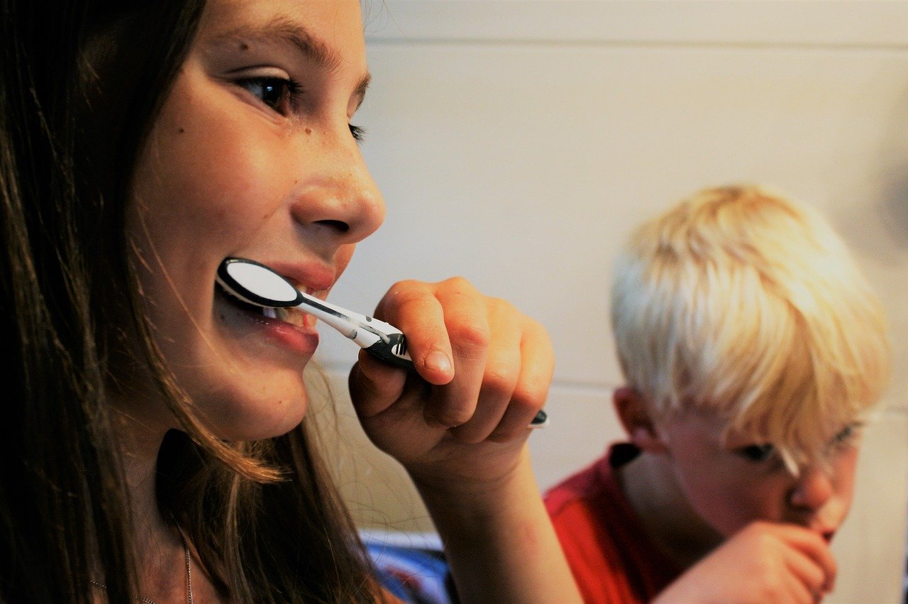 brush-teeth-2103219-1280.jpg