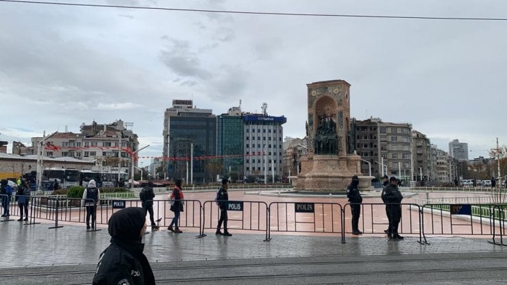 Taksim Meydanı Bariyerlerle Kapatıldı