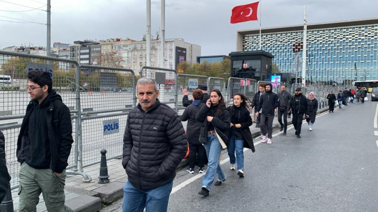 Taksim Meydanı Bariyerlerle Kapatıldı