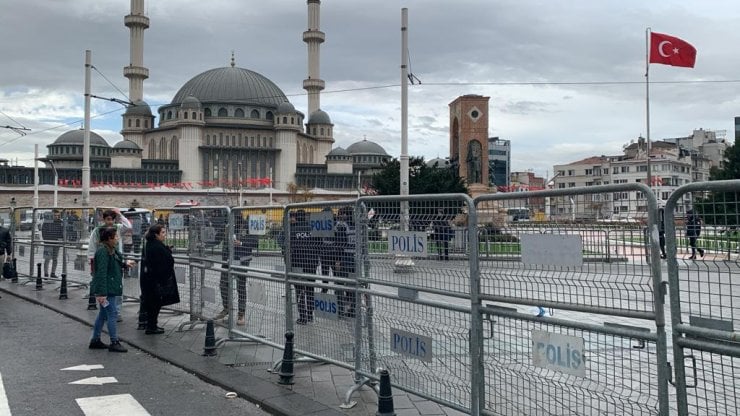 Taksim Meydanı Bariyerlerle Kapatıldı