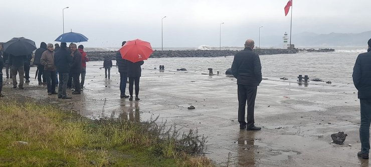 Dalgalarla Fotoğraf Çektiren 2 Genç Sulara Kapıldı