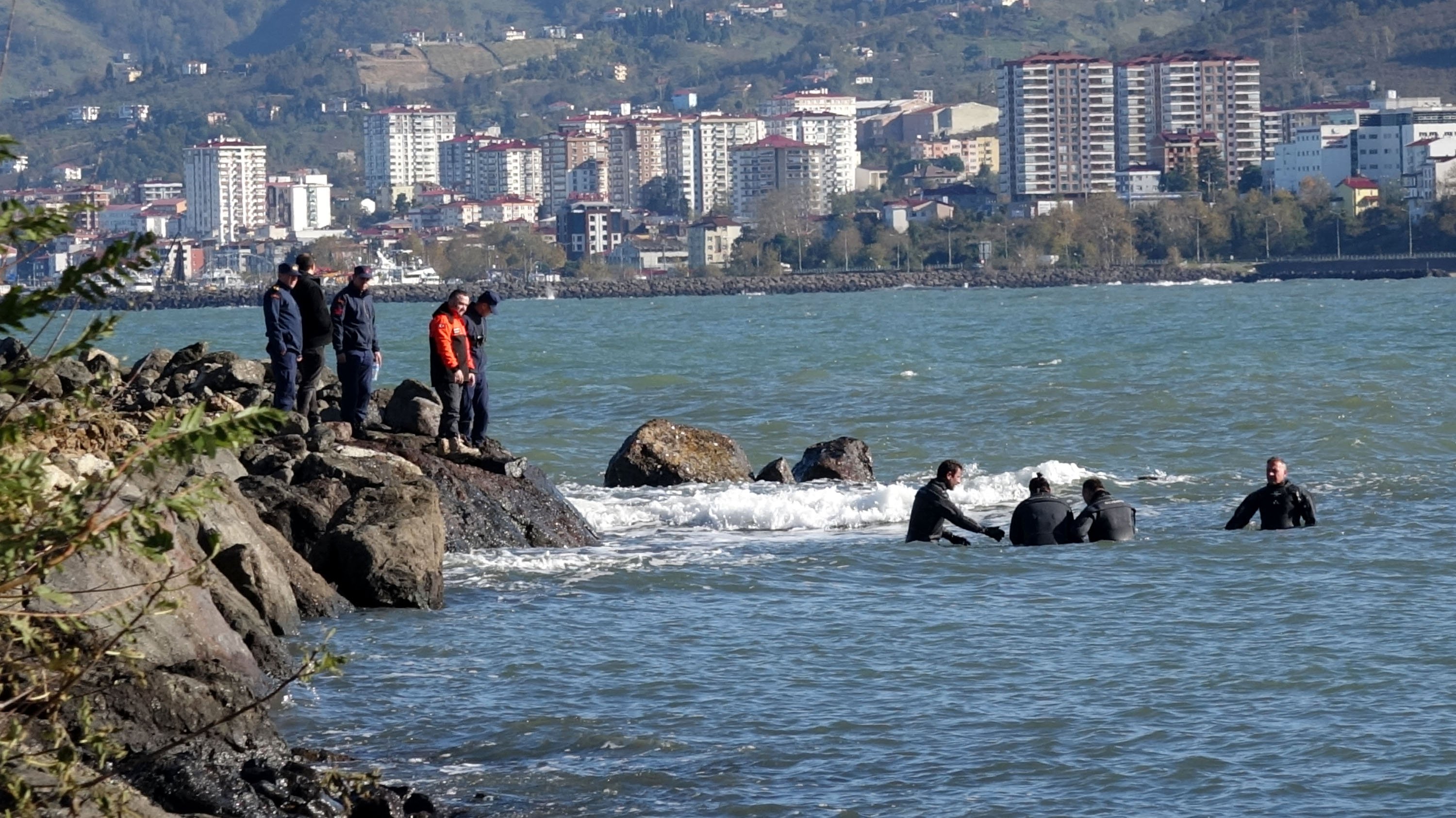 denizde-kaybolan-2-liseliyi-arama-calismalarinda-4uncu-gun-kumsalda-mont-ve-telefona-ulasildi-3150-dhaphoto15.jpg