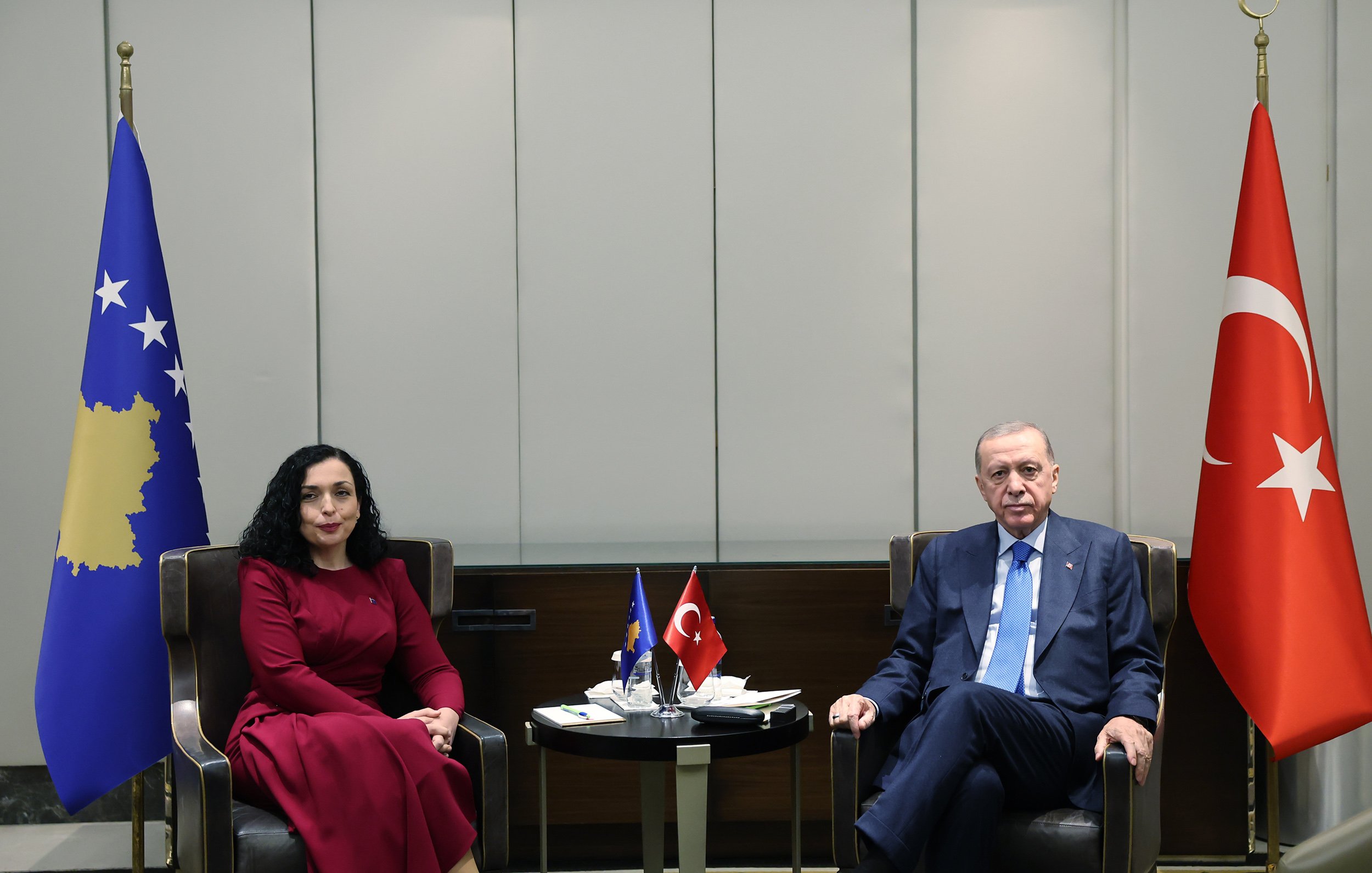 cumhurbaskani-erdogan-kosova-cumhurbaskani-ile-gorustu-4161-dhaphoto2.jpg