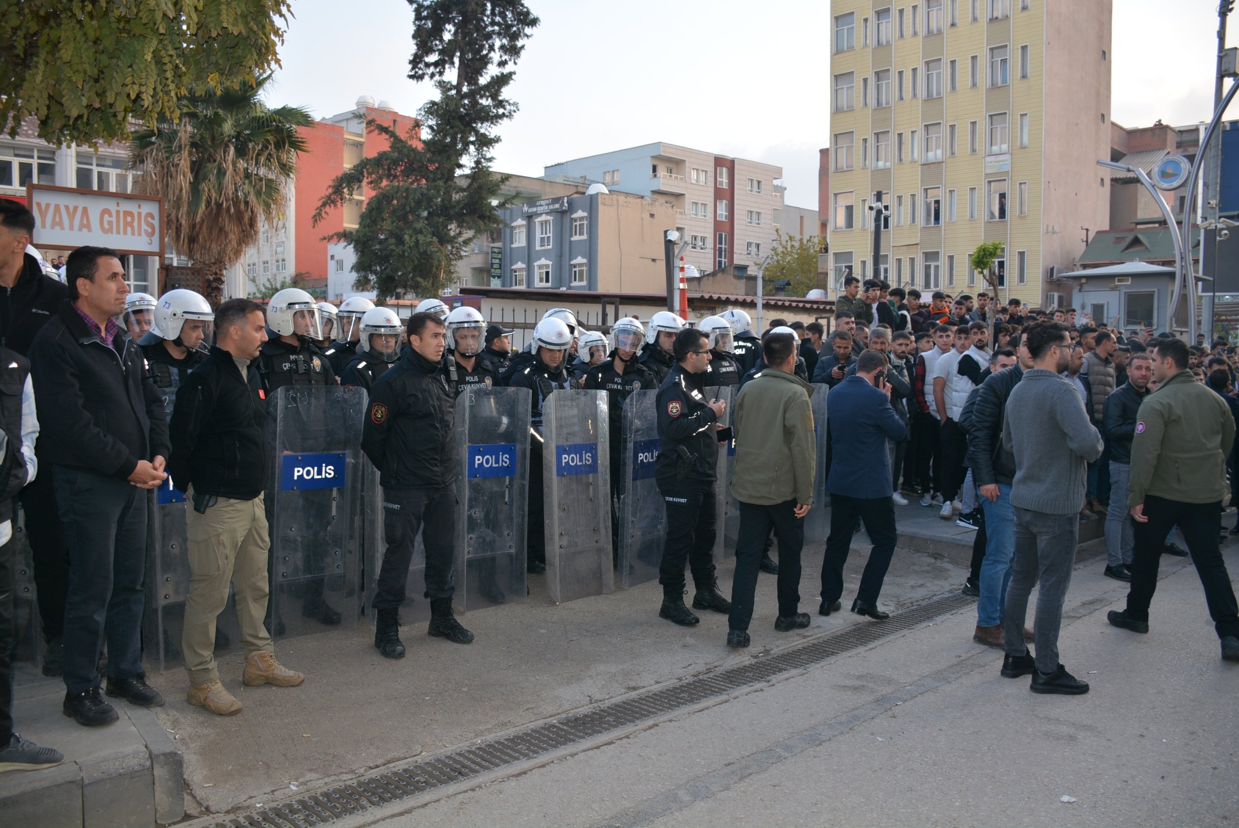 kuran-i-kerimi-yirtarak-kufretti-lincten-polis-kurtardi-5305-dhaphoto9.jpg