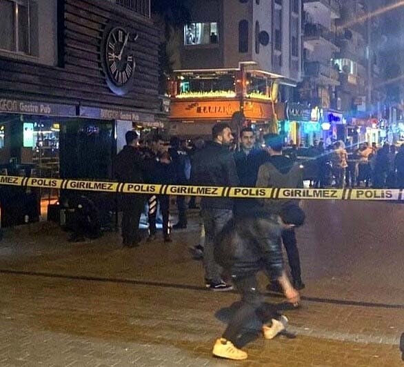 İzmir'de Barda Silahlı ‘Ne Bakıyorsun’ Kavgası