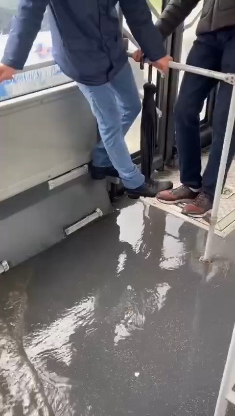 Sağanak İstanbul'u Vurdu Otobüs Suyla Doldu