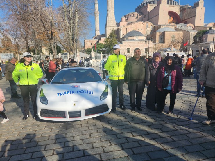 Emniyete Verilen Ferrari Ayasofya'nın Önünde