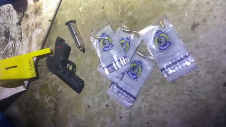 Polisi Görünce Kanlı Silahı Araçtan Dışarı Attı