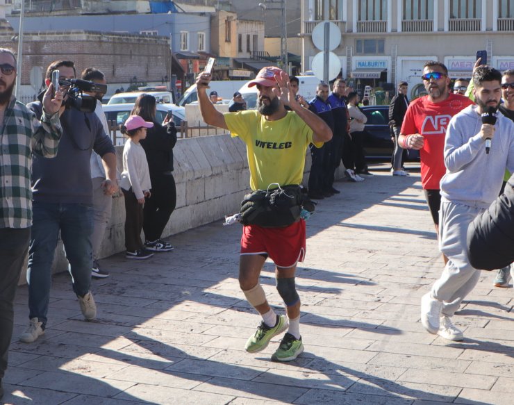 Depremzedeler İçin Koşan Fransız Sporcu, Adana Kebabıyla Karşılandı