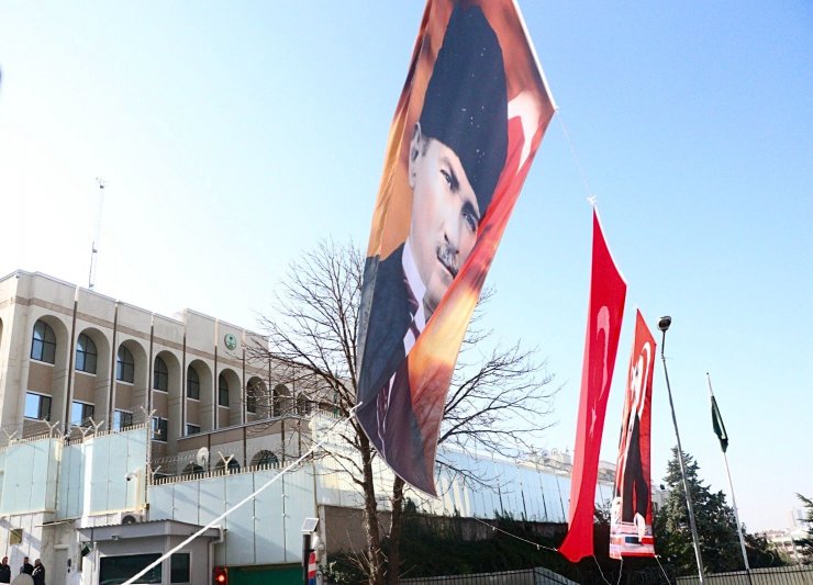 Suudi Arabistan Büyükelçiliği Çevresi Atatürk Posterleri ile Donatıldı