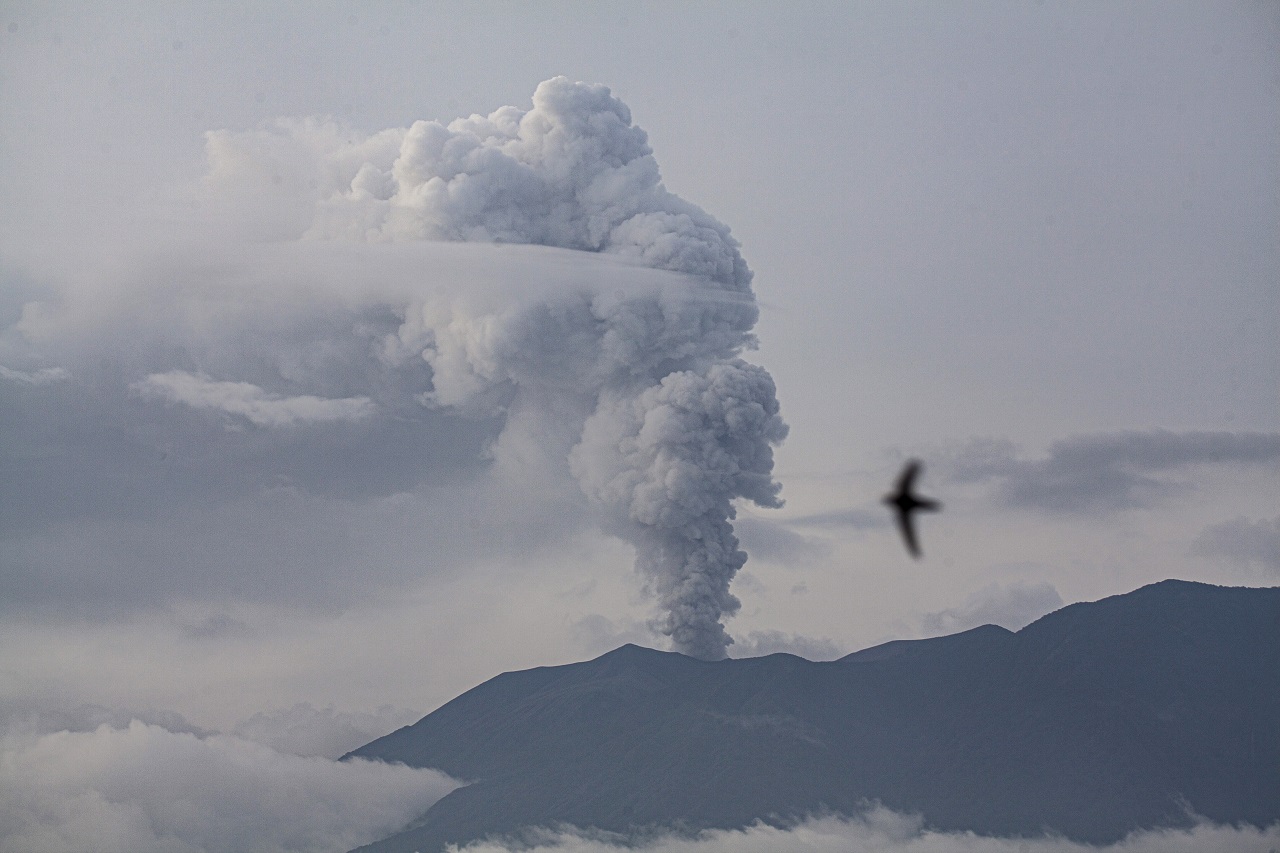 aa-20240101-33331416-33331402-endonezyadaki-merapi-yanardagi-kul-puskurttu.jpg