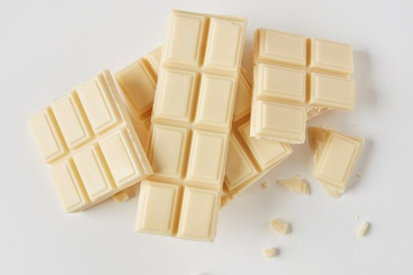 beyaz-cikolata-nedir-yapimi-kalorisi-ve-faydalari.jpg